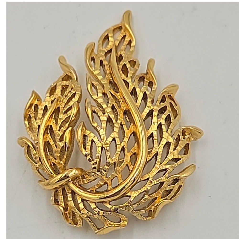 Vintage Signed Crown Trifari Textured Gold Leaf Brooch